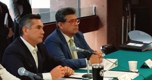 En Puebla, los más cercanos a Alejandro Moreno son: el dirigente Néstor Camarillo y los diputados federales Lázaro Jiménez Aquino y Javier Casique. Foto: Twitter  @Javier_CasiqueZ.