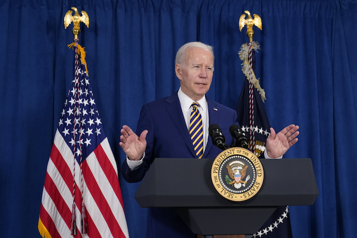 El Presidente Joe Biden habla sobre el informe de empleo de mayo, el viernes 3 de junio de 2022, en Rehoboth Beach, Delaware.