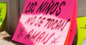 Familiares de los niños presuntamente abusados sexualmente del kínder República de Perú en la delegación Gustavo A. Madero, esperaron en las inmediaciones de la Fiscalía General de la República la respuesta de las autoridades.