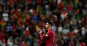 Cristiano Ronaldo, de la selección portuguesa, aplaude tras un cotejo de la Liga de Naciones ante República Checa, el jueves 9 de junio de 2022. Foto: Armando Franca, AP.