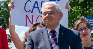 El Senador demócrata mencionó que México va en "dirección equivocada" en cuestión de seguridad. Foto: Twitter @SenatorMenendez