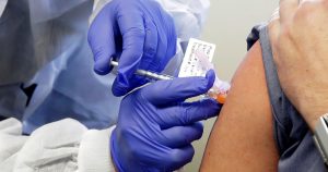 Cuanto más tiempo pase, mayor es la capacidad de desarrollar mejores fármacos y de conocer mejor sus efectos secundarios. Foto: Ted S. Warren, AP