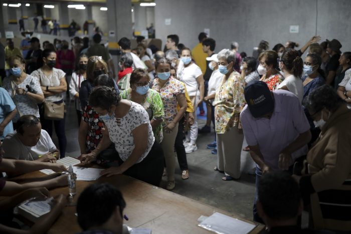 Votantes hacen fila en un colegio electoral durante una segunda vuelta presidencial en Bucaramanga, Colombia, el domingo 19 de junio de 2022.