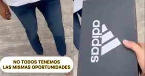 El niño tuvo que ir a clases en sandalias durante una semana entera. Foto: Captura de pantalla.