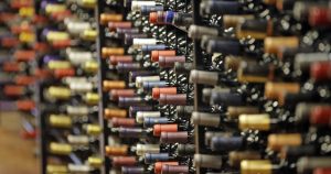 El Instituto Nacional de la Salud (NIH por sus siglas en inglés) estima que aproximadamente 18 millones de estadounidenses tienen problemas con el consumo de alcohol. Foto: Rick Bowmer, AP