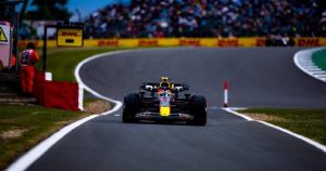 Sergio “Checo” Pérez saldrá en la segunda fila en Silverstone. Foto: Twitter @redbullracing.