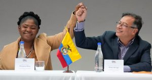 El Presidente electo de Colombia, Gustavo Petro, a la derecha, y su compañera de fórmula, Francia Márquez, se dan la mano durante una ceremonia que certifica su victoria electoral, en Bogotá, Colombia, el jueves 23 de junio de 2022.