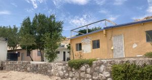 Elementos de la Fiscalía también catearon el albergue, revisaron almacenes, cuartos de alojamiento, así como de la vivienda principal. Foto: vía La Verdad.