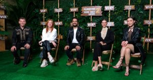 Los actores de "Mirreyes contra Godínez 2: El retiro", de izquierda a derecha, Alejandro de Marino, Regina Blandón, Daniel Tovar, Gloria Stalina y Roberta Damián posan durante una entrevista en la Ciudad de México el 25 de julio de 2022. (Foto AP/Berenice Bautista)

