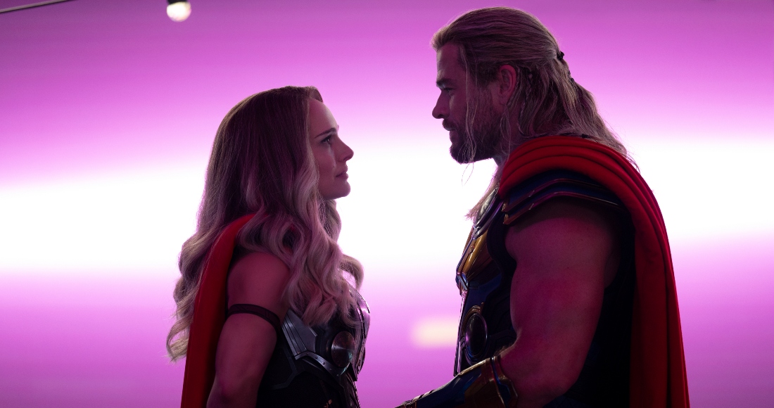 En esta imagen proporcionada por Marvel Studios Natalie Portman, izquierda, y Chris Hemsworth en una escena de "Thor: Love and Thunder".