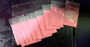 El polvo 2C-B puede parecer desagradable y es notable el dolor que produce esnifarlo, por lo que algún expendedor en esos primeros días comenzó a mezclar el polvo con un colorante rosa para alimentos de buen olor. Foto: Policía Municipal de Madrid