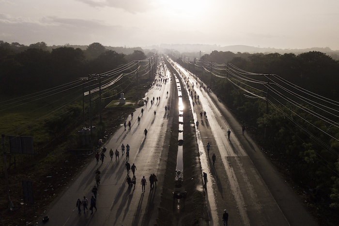 Los viajeros caminan a lo largo de la Carretera Panamericana debido a los bloqueos de carreteras establecidos por los manifestantes que protestan contra la inflación, especialmente el aumento de los precios del combustible, en Pacora, Panamá, la madrugada del miércoles 20 de julio de 2022.