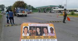 Ficha de búsqueda de la familia Pérez Rodríguez en un crucero de Ciudad Mante, Tamaulipas. Foto: Archivo de Milynali, Red CFC