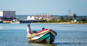 Si bien la sobreexplotación ha despojado de peces y de arrecifes a las aguas de Jamaica, los desastres naturales y el desarrollo también han acabado con la pesca. Foto: Shutterstock.