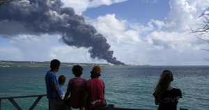 El incidente comenzó el viernes por la noche, cuando se produjo una tormenta eléctrica en la zona de la Base de Supertanqueros de Matanzas. Foto: Ramon Espinosa, AP