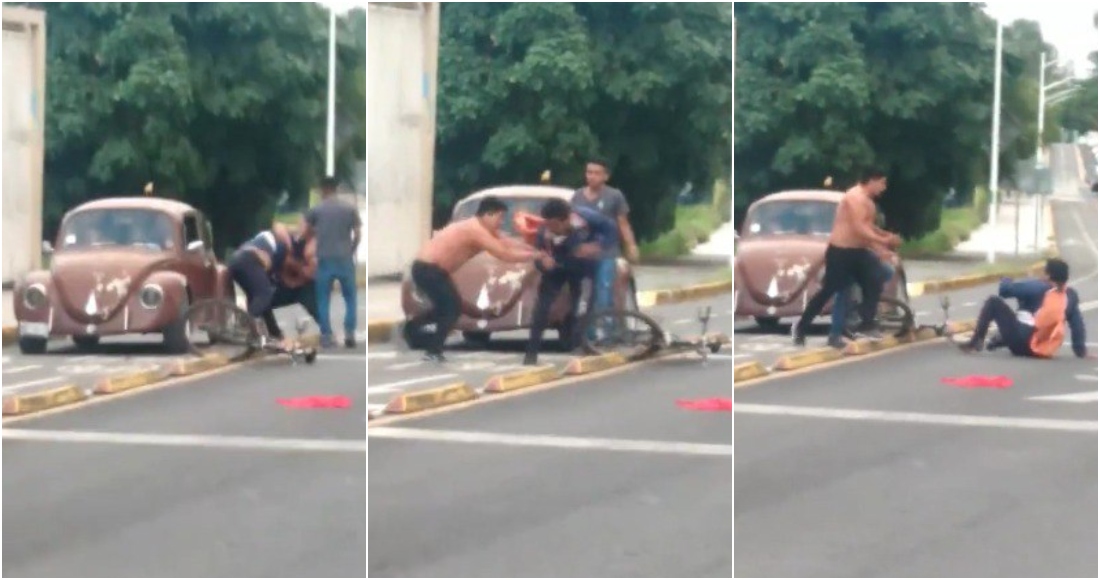 El video que circula en redes sociales muestra al joven mientras es atacado por un sujeto que no lleva playera al tiempo que los autos pasan justo al lado de ellos. Fotos: Capturas de pantalla