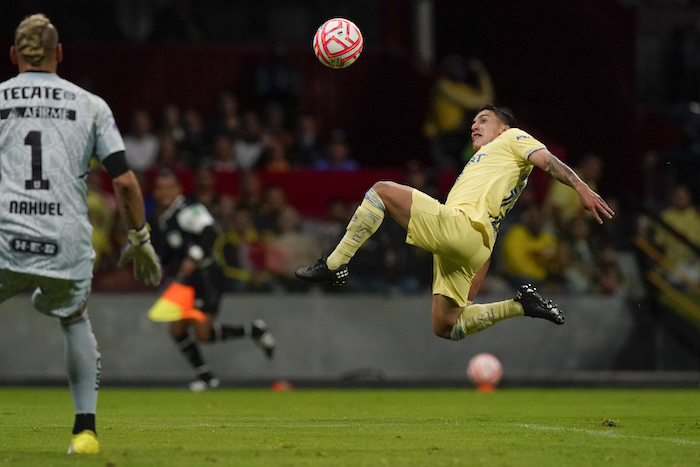 Alejandro Zendejas, del América, busca un balón frente a Nahuel Guzmán, arquero argentino de Tigres, el sábado 3 de septiembre de 2022, en un duelo de la Liga Mx en el Estadio Azteca.