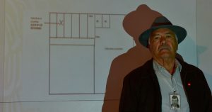 Armando Otto Gaytán frente a uno de los croquis realizados para ubicar uno de los puntos donde estuvieron personas desaparecidas. Foto: Lucía Flores, Obturador MX. 