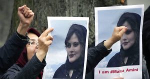 Exiliadas iraníes protestan frente a la embajada de Irán en Berlín por la muerte de una connancional a manos de la policía moral iraní por no usar correctamente el velo islámico. Foto: Michael Sohn, AP. 