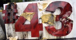 El Antimonumento a Los 43, en Chilpancingo, fue vandalizado, un sujeto le prendió fuego en la madrugada. Foto: Dassaev Téllez, Cuartoscuro