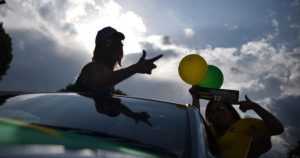 Un seguidor de de Bolsonaro muestra el gesto d disparar un arma durante una acto de campañaen la Esplanada de los Ministerios en Brasilia. Foto: Open Democracy