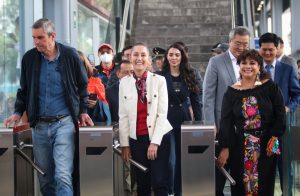 Claudia Sheinbaum Pardo, Jefa de Gobierno de la Ciudad de México, acompañada de Zhu Qingqiao, Embajador de China en México; Clara Brugada, Alcaldesa de Iztapalapa, y Andrés Lajous, Secretario de Semovi.