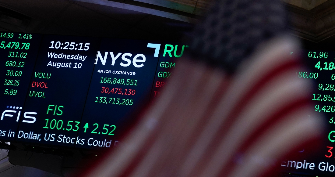 Una pantalla muestra los datos del mercado en la Bolsa de Nueva York, 10 de agosto de 2022.