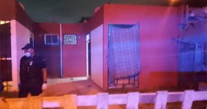 En el lugar se detuvo a la madre de los menores y se puso bajo resguardo de la Procuraduría de Protección de Niñas, Niños y Adolescentes (PPNA) a una menor de 9 años y un bebé. Foto: Pulso. 