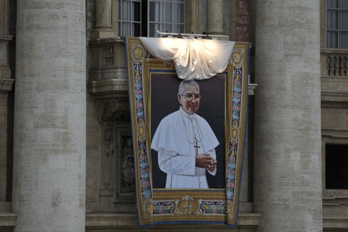 La imagen que representa al difunto Papa Juan Pablo I fue colgada en la fachada de la Basílica de San Pedro, durante la ceremonia de beatificación encabezada por el Papa Francisco en el Vaticano, el domingo 4 de septiembre de 2022.