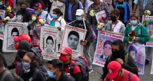 Familiares y compañeros de clases de los 43 estudiantes universitarios de Ayotzinapa desaparecidos marchan en la Ciudad de México el lunes 26 de septiembre de 2022, al cumplirse otro aniversario de la desaparición de los estudiantes en Iguala, Guerrero, en 2014.