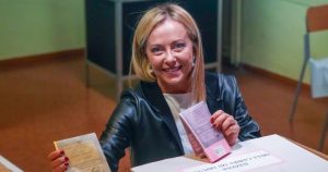 Giorgia Meloni, del partido derechista Hermanos de Italia, sonríe al depositar su voto en una casilla electoral, el domingo 25 de septiembre de 2022, en Roma. Foto: Alessandra Tarantino, AP