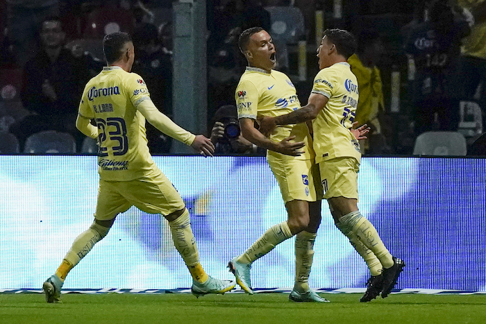 Jonathan Rodríguez (centro) festeja con sus compañeros del América, tras anotar ante Tigres en un encuentro de la Liga Mx, realizado el sábado 3 de septiembre de 2022.