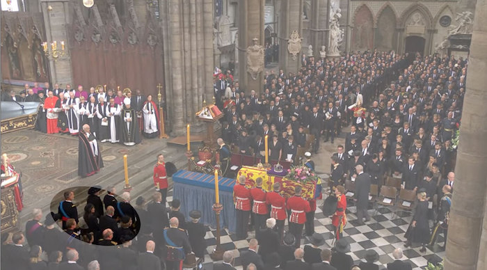 Los reyes de España sentados junto a los eméritos en el funeral de Isabel II.