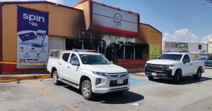 Presencia de la peritos de la FGR en Oxxo de Infonavit Juárez Nuevo. Foto: La Verdad. 