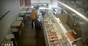 VIDEO: Repartidor entra a sucursal de Subway en Puebla y roba la caja de propinas