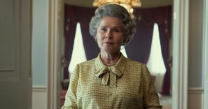 En esta imagen proporcionada por Netflix Imelda Staunton como la reina Isabel en "The Crown". La aclamada serie de Netflix sobre la vida de la reina ya su familia pausó el viernes su producción como muestra de respeto tras el deceso de la reina o currido el jueves 8 de septiembre de 2022. Foto: Alex Bailey/Netflix vía AP