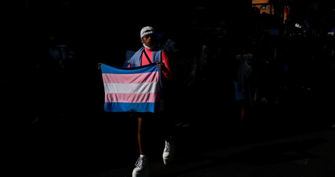 Mujeres y hombres transgénero se manifestaron en 2021 para conmemorar el día de la Remembranza Transgénero, con el objetivo de erradicar la violencia contra este sector de la sociedad. Los manifestantes marcharon desde el metro Revolución con destino a la Glorieta de Insurgentes pero elementos de la policía capitalina impidieron su paso encapsulado la manifestación. Foto: Daniel Augusto, Cuartoscuro