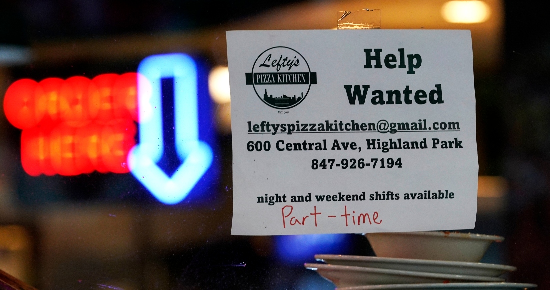 Un letrero de puestos vacantes en una pizzería en Highland Park, Illinois, el jueves 14 de julio de 2022.