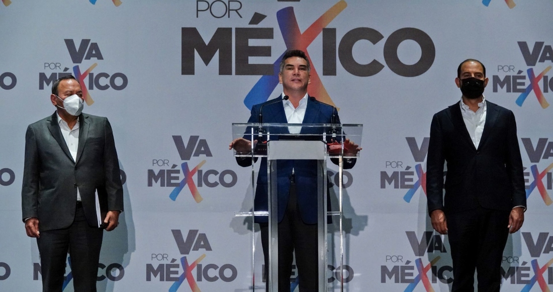 Jesús Zambrano, Alejandro Moreno y Marko Cortés durante la conferencia de prensa de la coalición Va Por México.