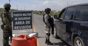 Retén de militares y elementos de la Guardia Nacional sobre la carretera federal 2 Juárez-El Porvenir. Foto: Alicia Fernández, La Verdad.
