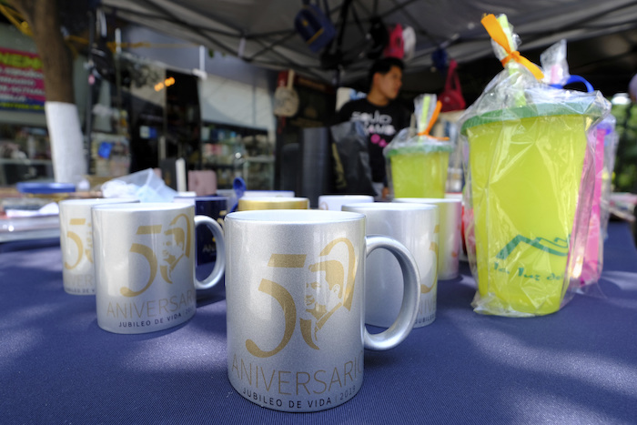 Vasos conmemorativos con la imagen del líder de iglesia La Luz del Mundo, Naasón Joaquín García, se exhiben a la venta en la sede de la iglesia que incluye cafeterías, clínicas y un centro recreativo, en Guadalajara, México, el sábado 13 de agosto de 2022.