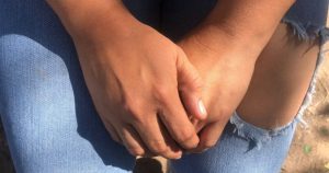 La mujer dice que después de la agresión tenía miedo de salir de su casa, pero ahora sale para recibir terapia, acudir a distintas instancias a quejarse de las autoridades investigadoras y buscar asesoría legal para su defensa. Foto: Blanca Carmona, La Verdad. 