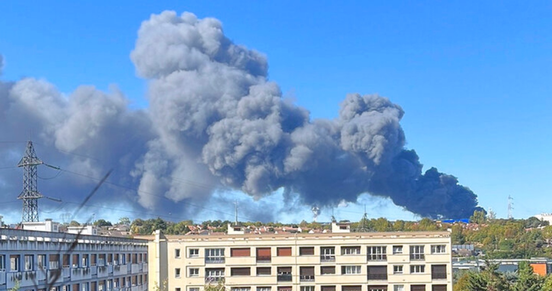 Vista del humo causado por un incendio en el Mercado de Rungis, un enorme centro de productos agrícolas y alimentos en los suburbios del sur de París, Francia, el domingo 25 de septiembre de 2022.