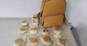 La alumna tenía en su mochila la mercancía de "roles mágicos". Foto: Periódico Central. 