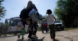 Hay al menos 500 casos de reunificación exitosos, coordinados por organizaciones civiles y la oficina de Servicios de Ciudadanía y Migración (USCIS), que permiten el ingreso a EU de los padres y una Autorización de Empleo temporal. Foto: Eric Gay, AP.