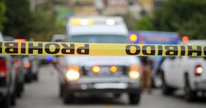 Policías llegaron en minutos y aseguraron el área donde quedó sobre un charco de sangre el sujeto con el arma metida en el pantalón. Imagen ilustrativa. Foto: Omar Martínez Noyola, Cuartoscuro