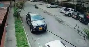 VIDEO FUERTE: Víctima de robo en Colombia dispara a supuesto asaltante y lo mata