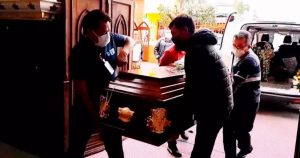 Hombres cargando el ataúd de Esmeralda Gallardo para ingresar a la iglesia. Foto: Especial vía Periódico Central