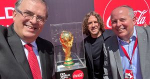 En la noche del 17 la Copa estará en una cena de gala en el Estadio Azteca y después viajará a Monterrey, donde será presentada en el Parque Fundidora. Foto: Twitter vía @m_ebrard