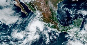 Esta imagen de satélite tomada a las 20:20 UTC y proporcionada por NOAA muestra la tormenta tropical Orlene el sábado 1 de octubre de 2022. Foto: NOAA vía AP